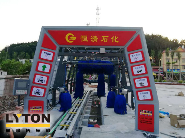 恒清石化引進FX-11系列電腦洗車機，洗車液和水蠟、自動仿行刷洗、自動仿行風干。