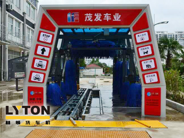 南京林頓電腦洗車機高壓沖洗、仿型超柔刷洗、自動計量噴灑洗車液、亮光蠟及強力仿型風干等自動洗車工藝操作。