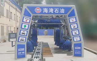 致力加油站價值鏈運營的營銷管理，為更多的品質(zhì)車主提供優(yōu)質(zhì)服務(wù)！GULF海灣石油加油站配置林頓FX11系列隧道式電腦洗車機(jī)