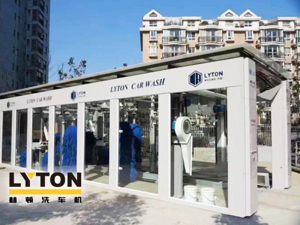 林頓fx80型隧道式電腦洗車機設備主要模塊包含高壓預洗系統、超柔側刷系統、泡沫清洗系統、亮光蠟系統、自動仿形風干系統、智能控制系統等。