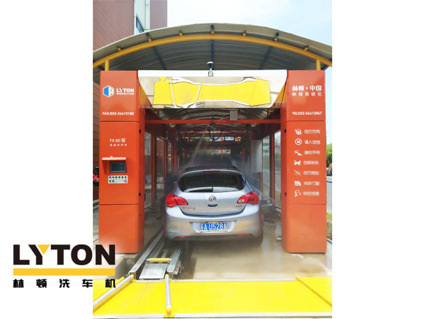 林頓fx80型隧道式電腦洗車機設備主要模塊包含高壓預洗系統、超柔側刷系統、泡沫清洗系統、亮光蠟系統、自動仿形風干系統、智能控制系統等。