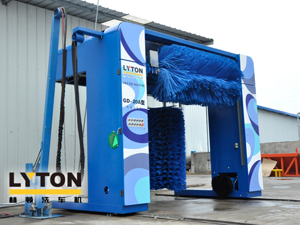 2019新款龍門往復式電腦洗車機整體熱浸鋅烤漆整機框架永不生銹。配泡棉軟刷、塑玻絲輪刷、低噪音固定式強力頂風機系統，設備經久耐用。