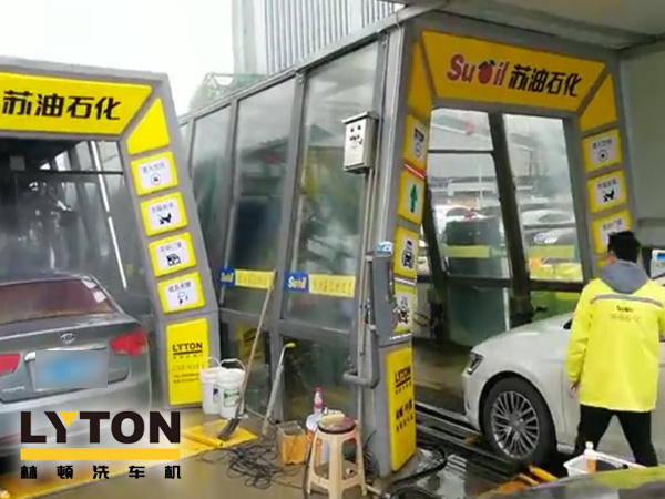 圖一:聲勢赫奕,應(yīng)接不暇!貴陽蘇油石化雙子座FX-11隧道式電腦洗車機(jī)調(diào)試完成。