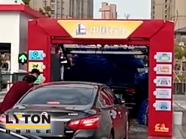 常州中石化FX-11-7雙風(fēng)機(jī)7刷電腦洗車機(jī)設(shè)備交付使用，現(xiàn)場(chǎng)排起來(lái)了長(zhǎng)龍。