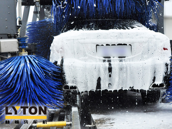 經(jīng)電腦洗車(chē)機(jī)毛刷洗刷，使車(chē)身光亮如新在車(chē)身上形成一層光亮、不易揮發(fā)的高分子聚合保護(hù)膜，這種保護(hù)膜具有抗水、耐磨、防曬、防腐蝕的特點(diǎn)。