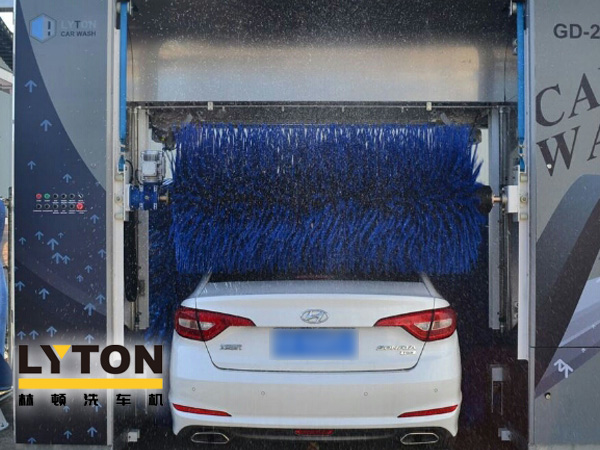 根據電腦洗車機工作方式的不同可分為隧道式電腦洗車機及往復式龍門洗車機，其核心本質區別在于洗車機、汽車誰在動。