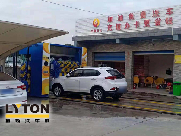 中魯石化加油站配置GD-20A型龍門往復式全自動電腦洗車機!加油也可免費洗車機啦!