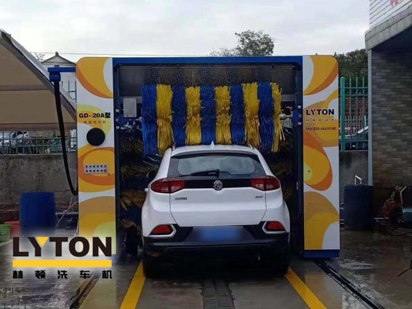 您的愛車也需要華麗與整潔的外表。那么接下來各位可要注意了,中魯石化加油站配置GD-20A型龍門往復式全自動電腦洗車機!加油也可免費洗車機啦!快來體驗免費的智能洗車服務吧。