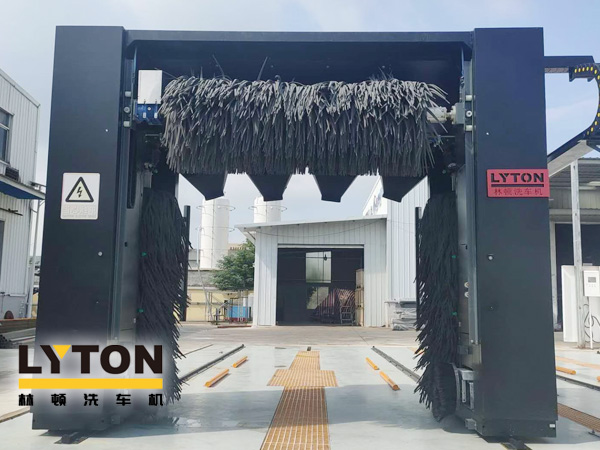 全身黑化,力量感十足！配泡棉軟刷、塑玻絲輪刷、低噪音固定式強力頂風機系統，設備經久耐用——林頓五刷龍門往復式電腦洗車機