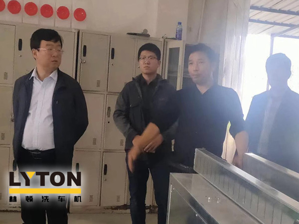崔總向領導們講解了整個林頓電腦洗車機生產流程及工藝制作,對于電腦洗車機整個裝配過程考察團給予了極大的贊許。