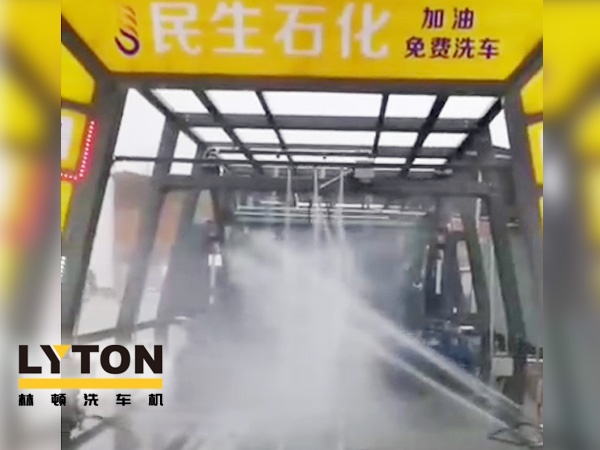 黃色款林頓FX-11系列隧道式連續(xù)全自動(dòng)洗車機(jī)設(shè)備，外表高壓沖洗、仿型超柔刷洗、輪刷清洗等，眾多客戶選擇！