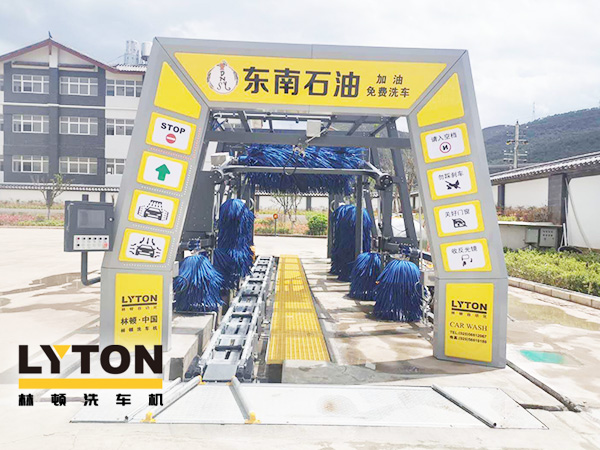 黃色款林頓FX-11系列隧道式連續(xù)全自動(dòng)洗車機(jī)設(shè)備，外表高壓沖洗、仿型超柔刷洗、輪刷清洗等，眾多客戶選擇！