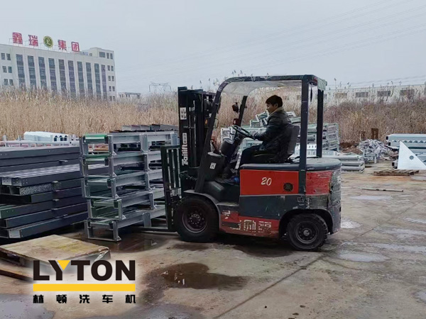 眾多加油站及公司自動洗車設(shè)備的供應(yīng)商!品質(zhì)肯定!林頓全自動洗車機發(fā)貨現(xiàn)場