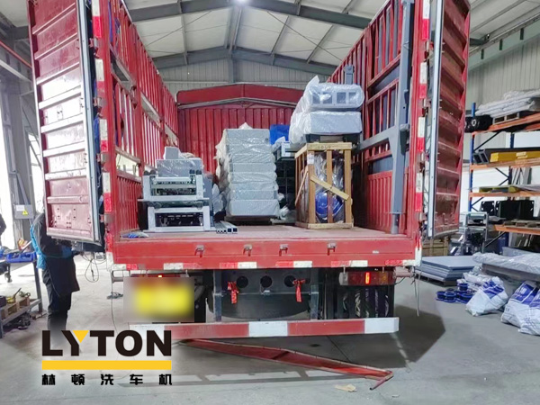 眾多加油站及公司自動洗車設(shè)備的供應(yīng)商!品質(zhì)肯定!林頓全自動洗車機發(fā)貨現(xiàn)場