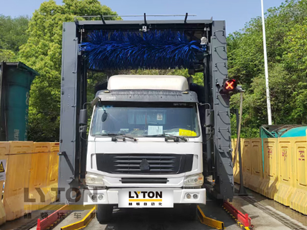 林頓龍門往復式巴士洗車機、移動大巴洗車機！廣泛應用于全國各大城市公交系統