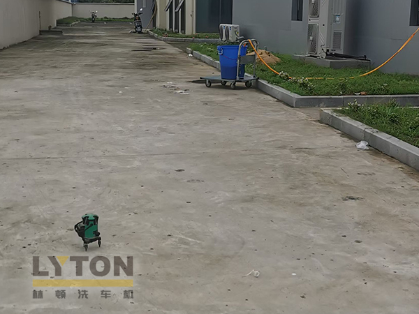 某客戶成功引入林頓全自動洗車機，并于現場完成設備與地基的精準對接溝通